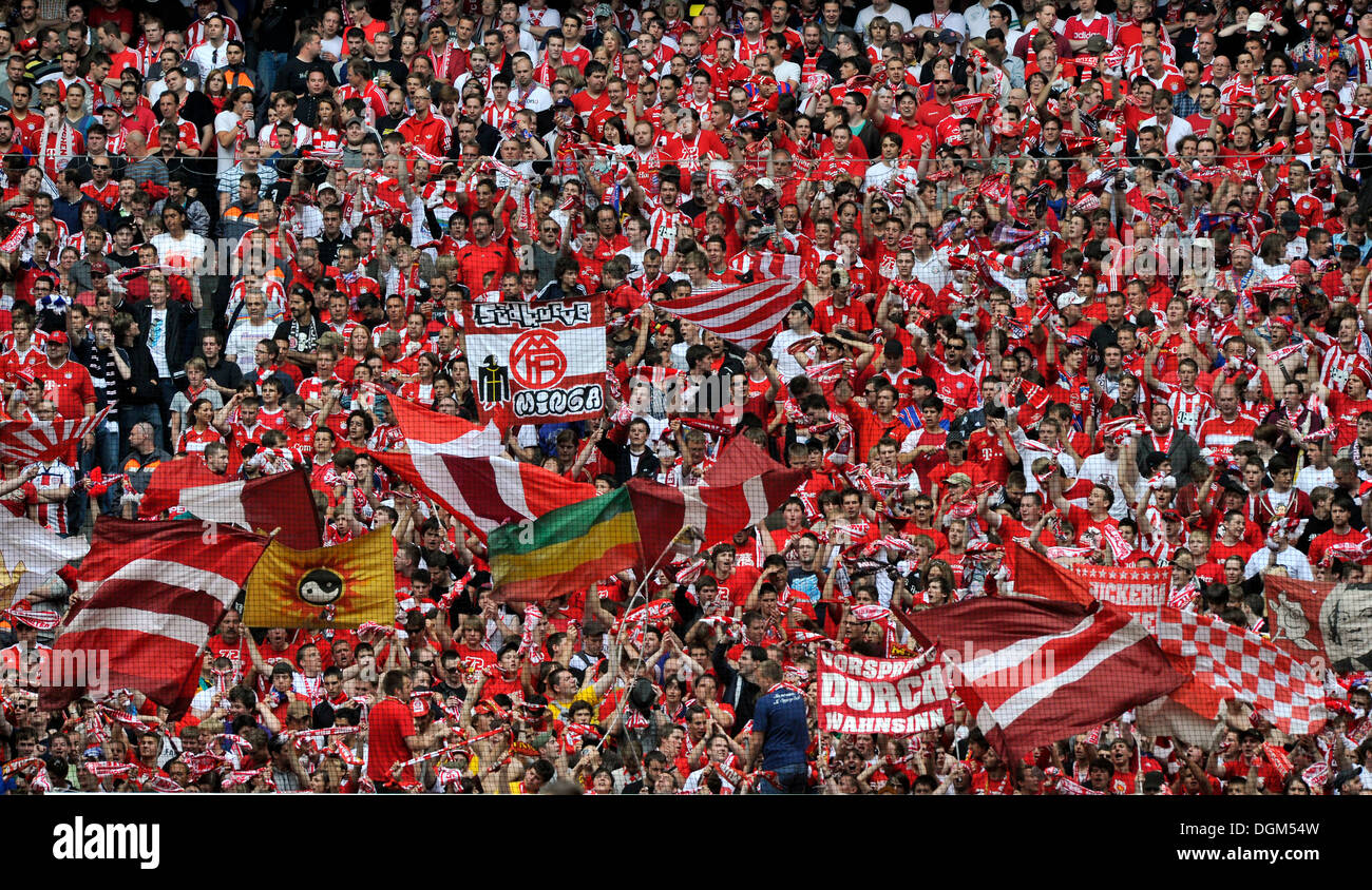 Fanblock, Ventilator-Kennlinie des FC Bayern Muenchen Unterstützer, Allianz Arena, München, Bayern Stockfoto