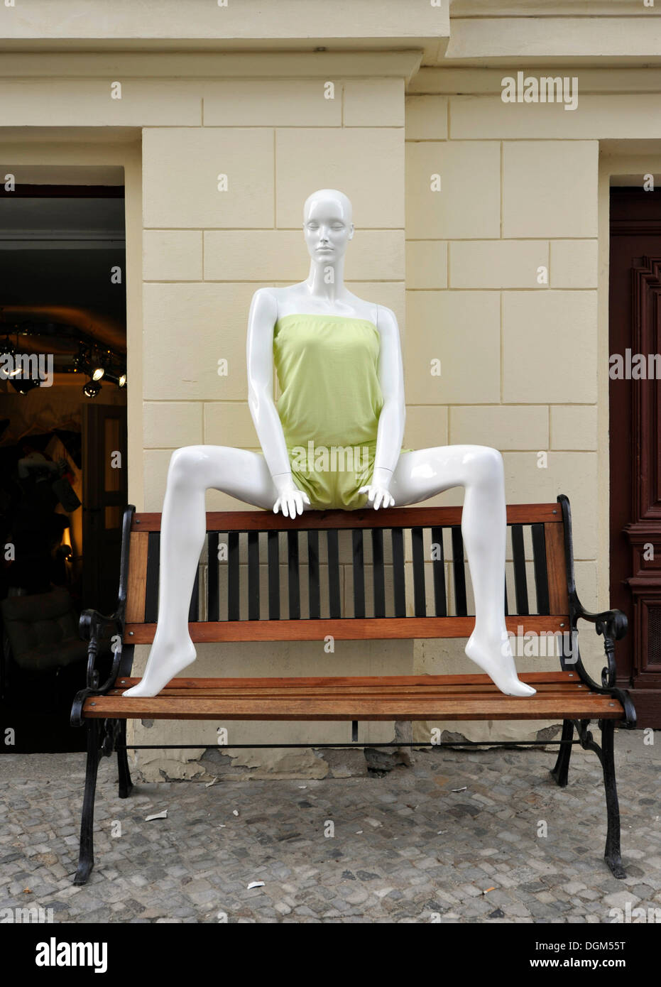Schaufensterpuppe Sitzend Mit Provokativ Auf Eine Aussenbank Gespreizten Beinen Berlin Publicground Stockfotografie Alamy