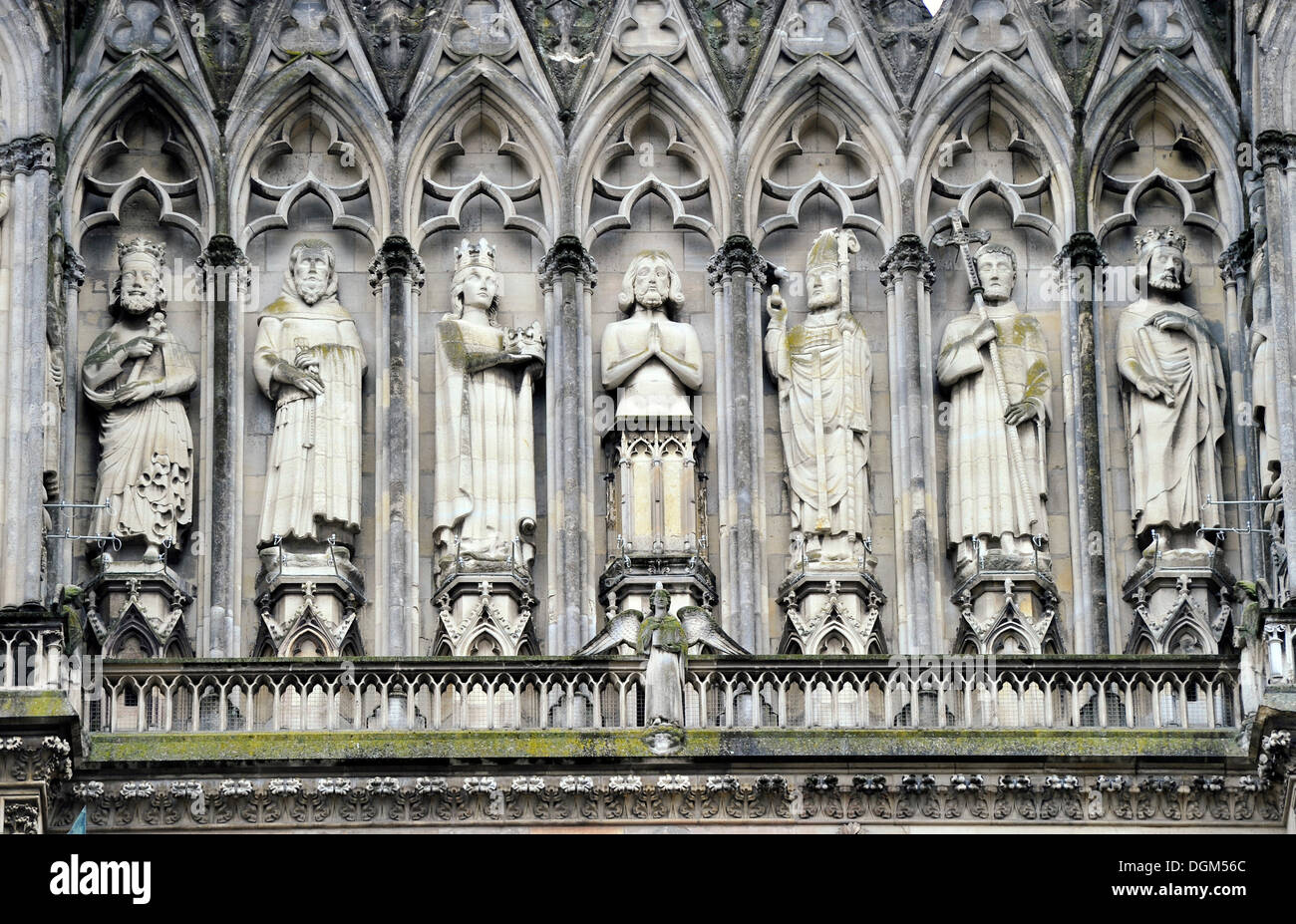 Die Galerie der Könige über die Rose-Hauptfenster zeigt die Taufe von Chlodwig I und die Statuen von seinen Nachfolgern, west Stockfoto