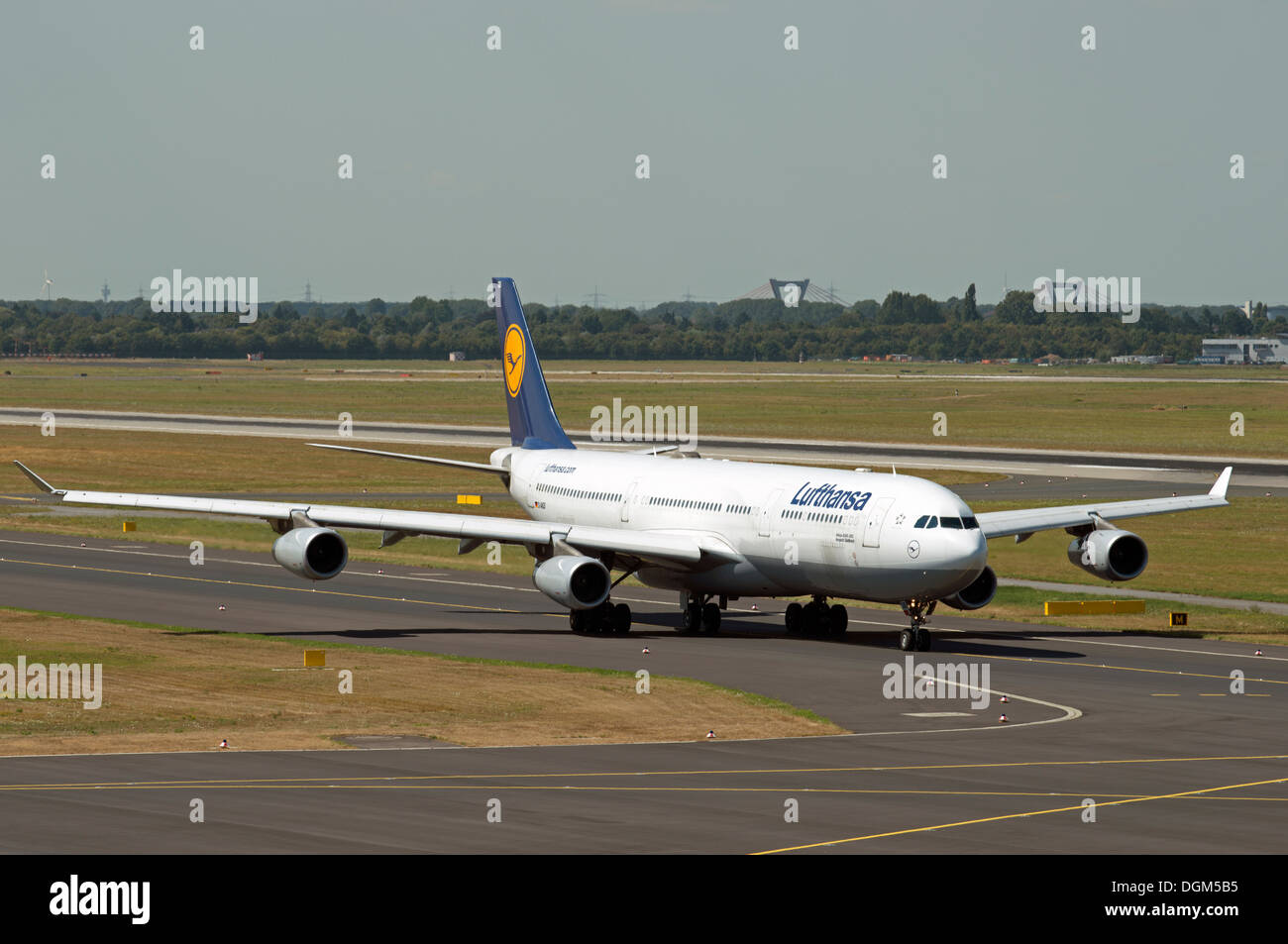 Lufthansa Airbus A340-300 Verkehrsflugzeug, Flughafen Düsseldorf, Deutschland. Stockfoto