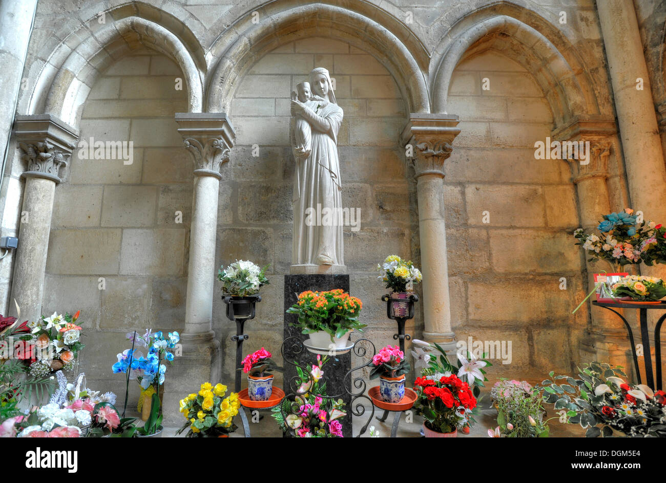 Blumen vor der Statue der Jungfrau Maria mit dem Jesuskind, Seite Altar, Basilika Saint-Remi, Abteikirche Stockfoto