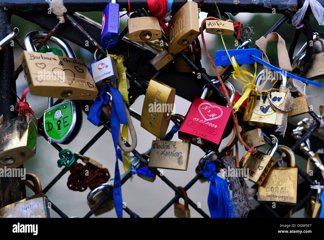 Liebesschlösser auf den Schienen der Brücke Pont de L'Archeveche, Ile De La Cité, Paris, Frankreich, Europa, PublicGround Stockfoto