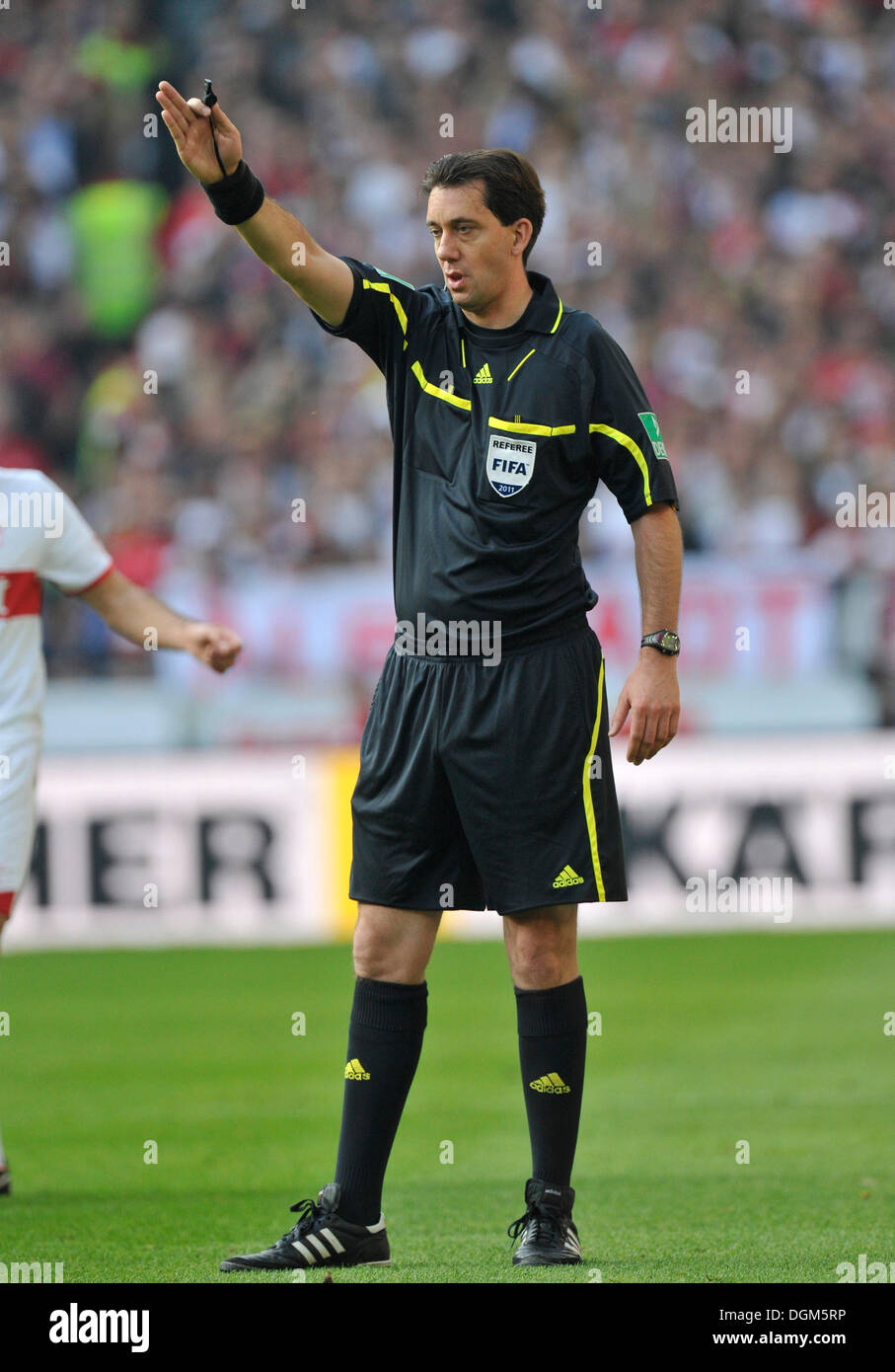 Schiedsrichter Manuel Graefe Vergabe einen Freistoß, Mercedes-Benz Arena, Stuttgart, Baden-Württemberg Stockfoto