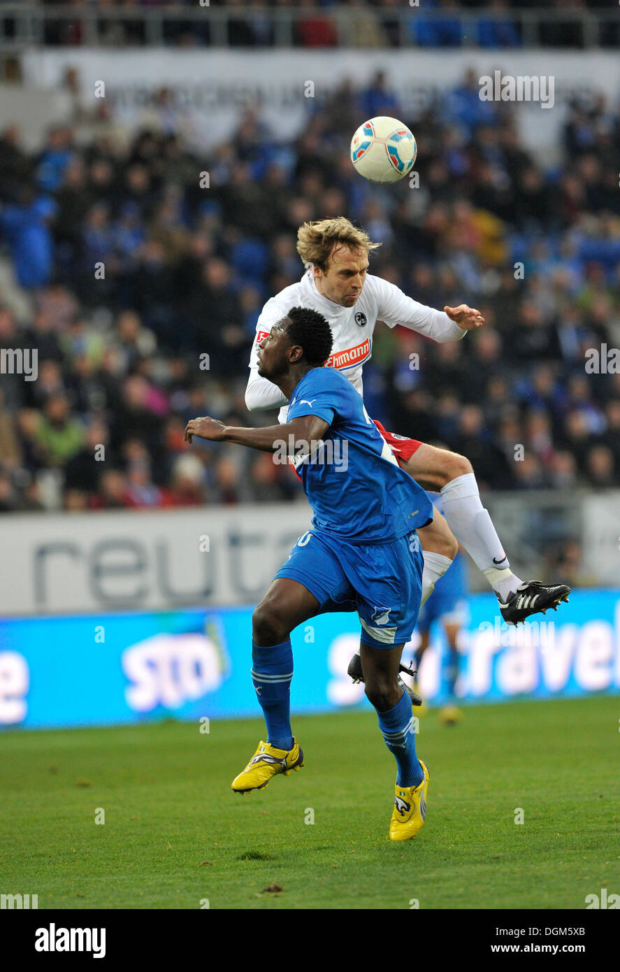 Aerial Duell zwischen Andreas Hinkel, SC Freiburg, oben, und Chinedu Obasi, TSG 1899 Hoffenheim, unten, WIRSOL Rhein-Neckar-Arena Stockfoto