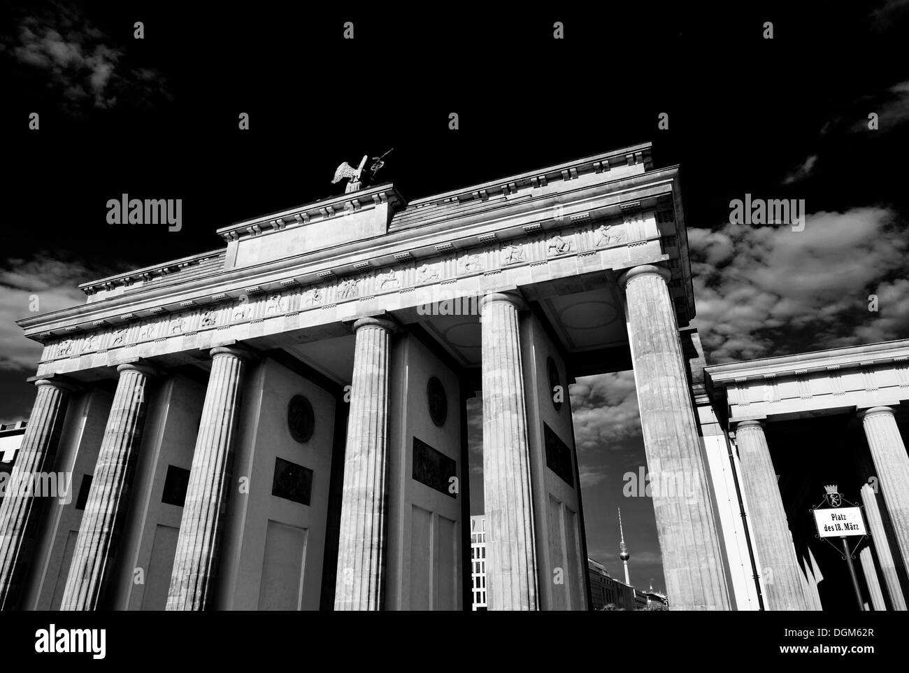 Black-and-white-Shot, Brandenburger Tor oder Brandenburger Tor, Platz des 18. Maerz, Bezirk Mitte, Berlin, PublicGround Stockfoto