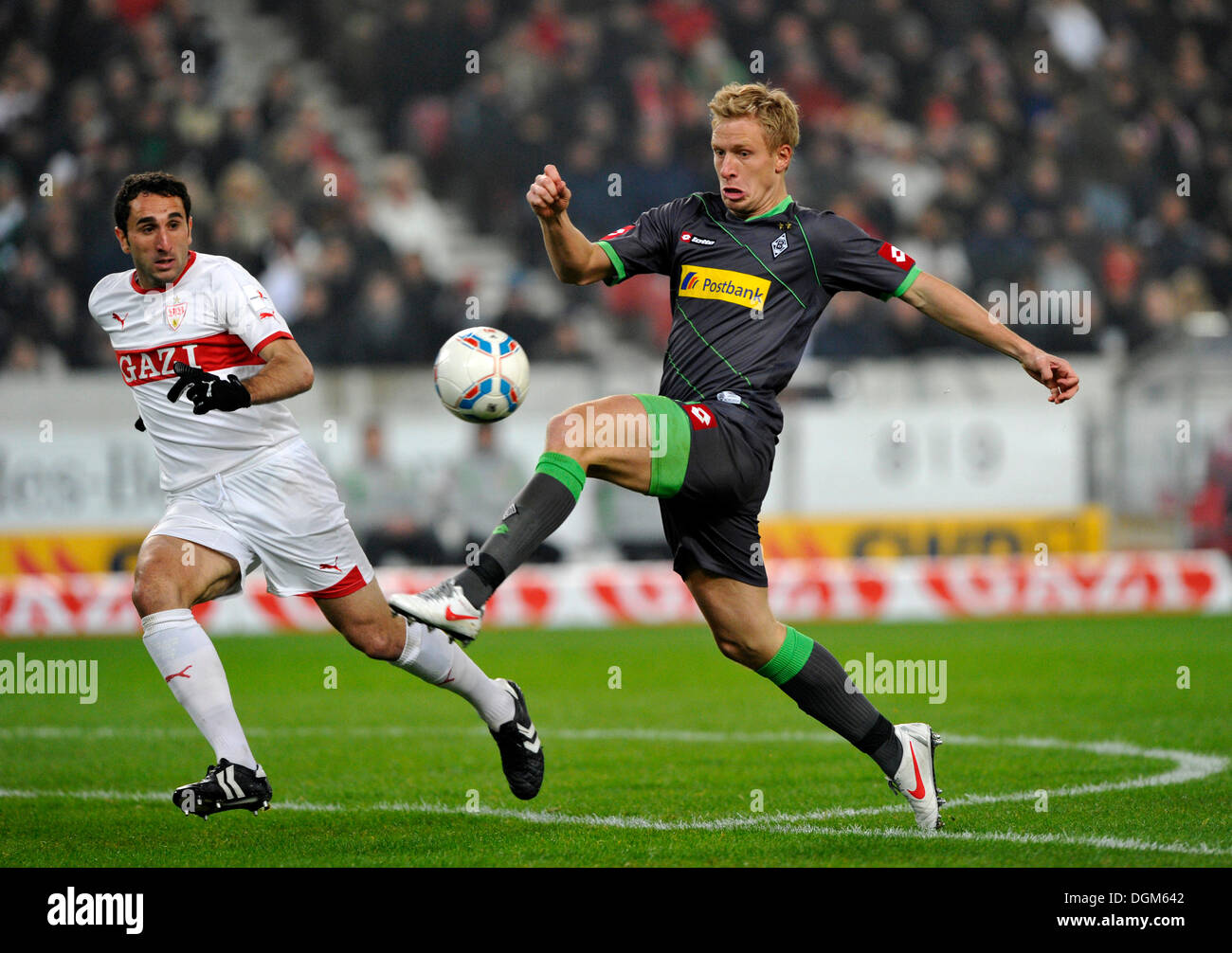 Duell, Mike Hanke, Borussia Moenchengladbach, Recht, gegen Cristian Molinaro, VfB Stuttgart, links, Mercedes-Benz Arena, Stuttgart Stockfoto