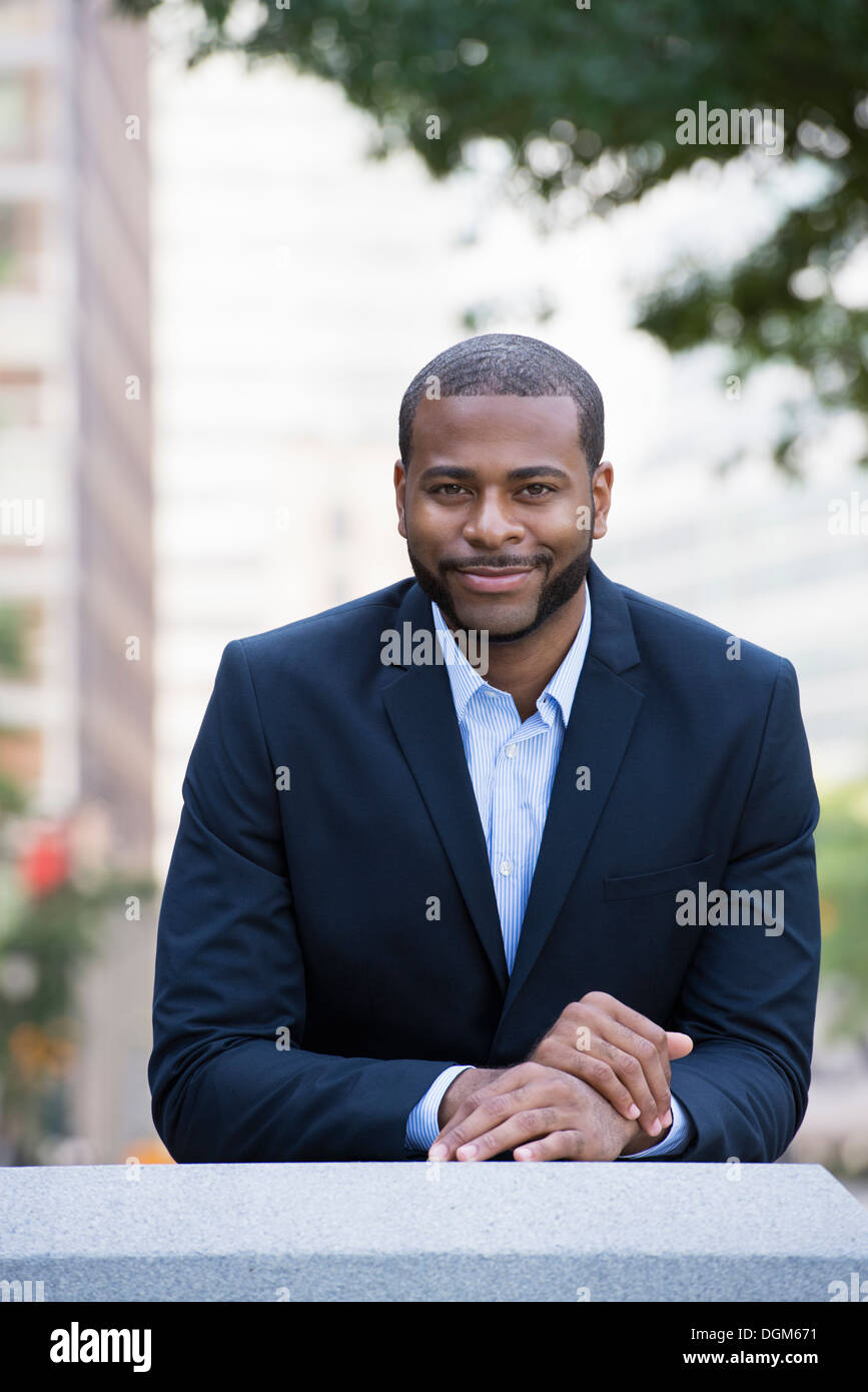 Sommer. Ein Mann in eine blaue Jacke und offenen necked Hemd. Stockfoto