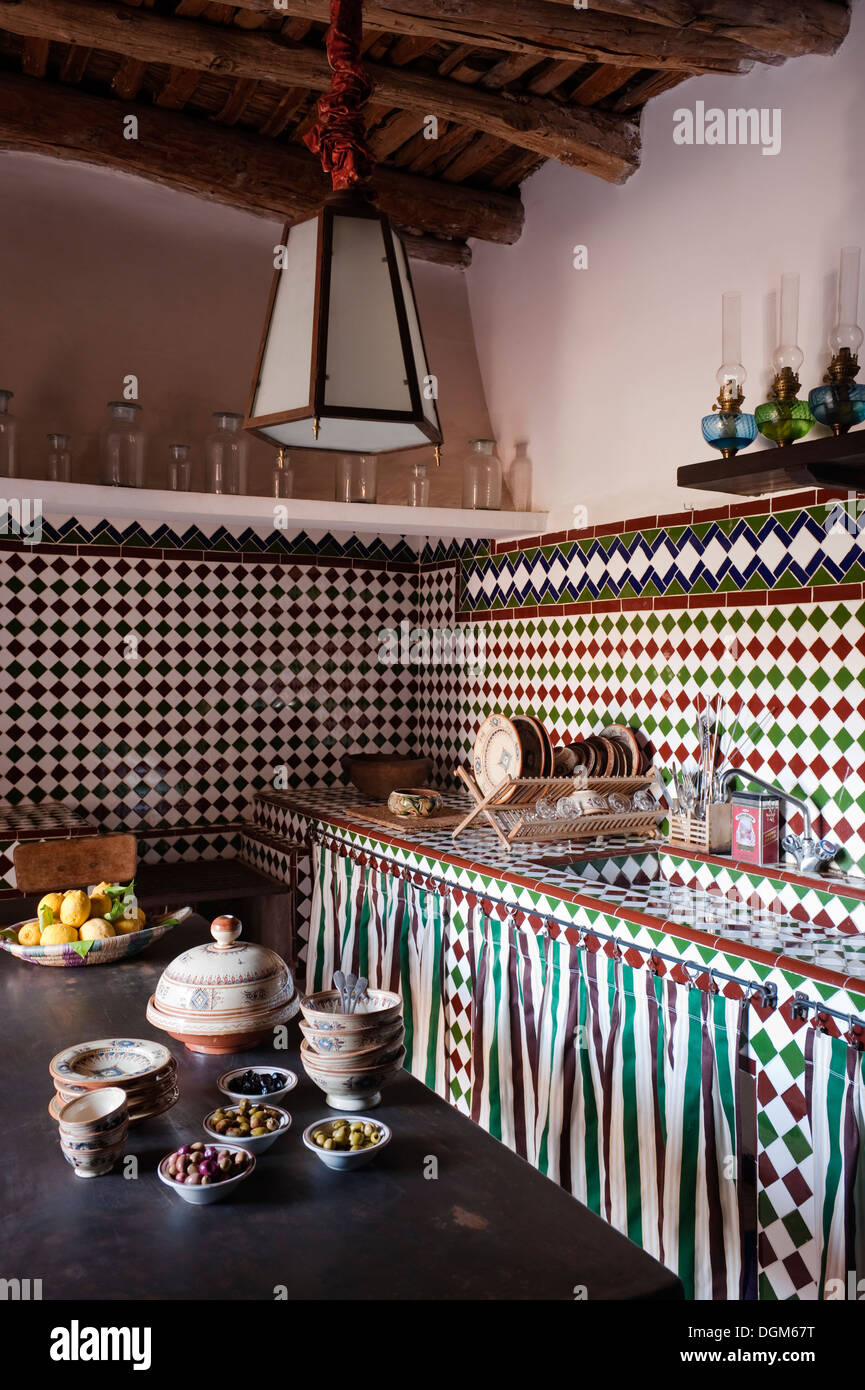 Schöne traditionelle ethnische Küche mit Mosaikfliesen und versteckte Lagerung. Stockfoto