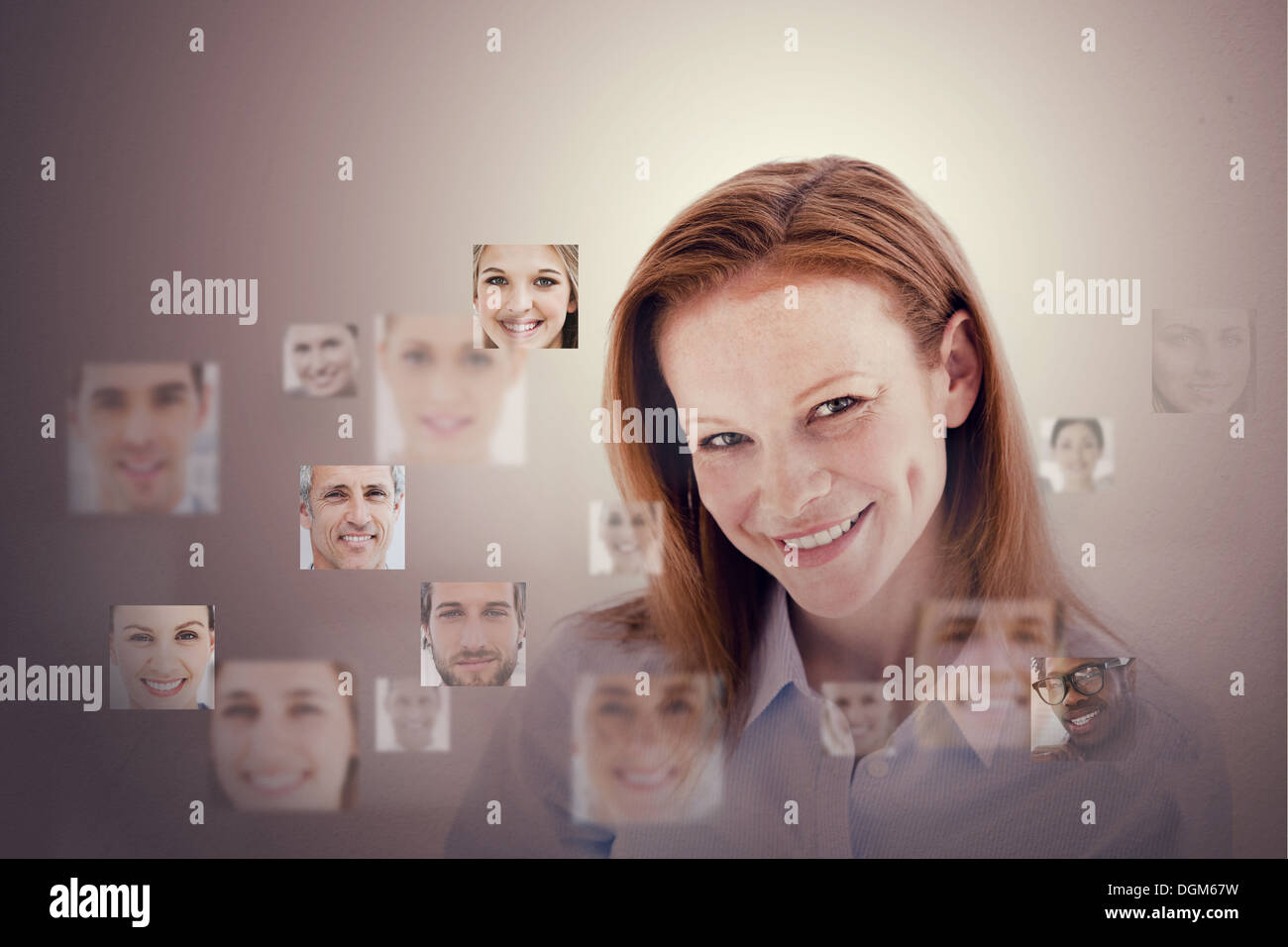 Lächelnde Geschäftsfrau umgeben von Digitalschnittstelle Stockfoto