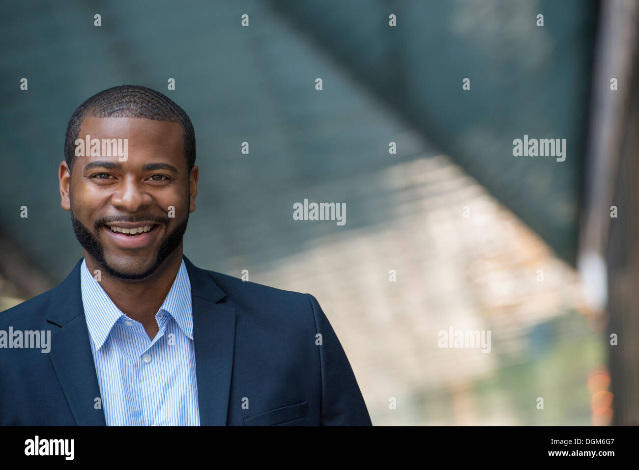 Sommer. Ein Mann in eine blaue Jacke und offenen necked Hemd. Lächeln auf den Lippen. Stockfoto