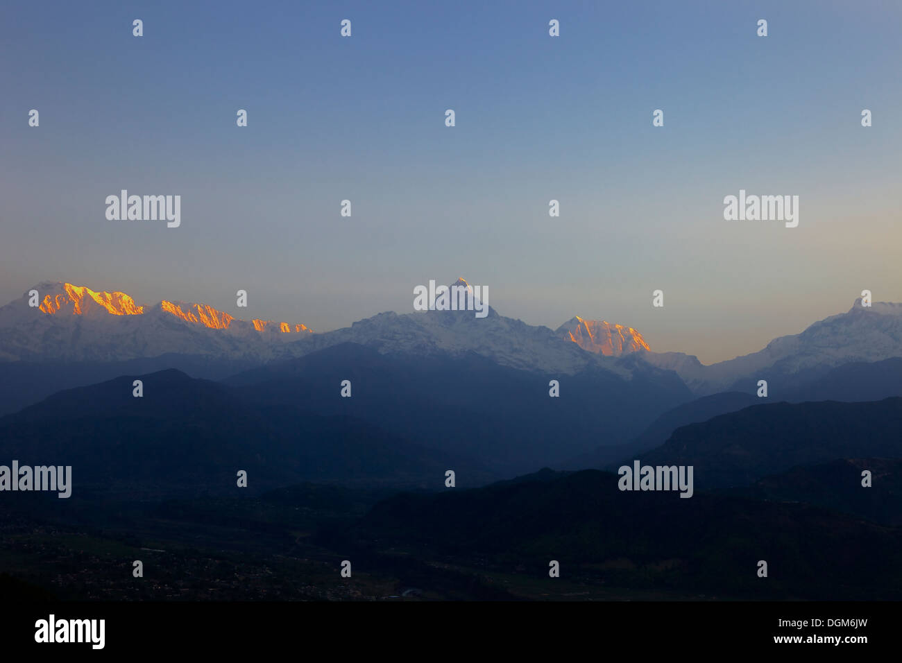 Sonnenaufgang über dem Fischschwanz Peak & Tharpu Chuli Berg Teil der Annapurna Bergkette von Pokhara, Himalaya Berg lief gesehen Stockfoto