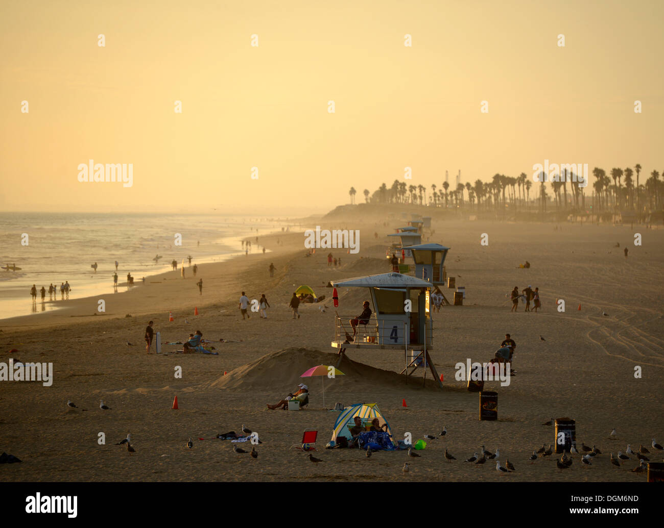 Baywatch-Station, Sonnenuntergang, Strand von Huntington Beach, Kalifornien, Vereinigte Staaten von Amerika, USA Stockfoto