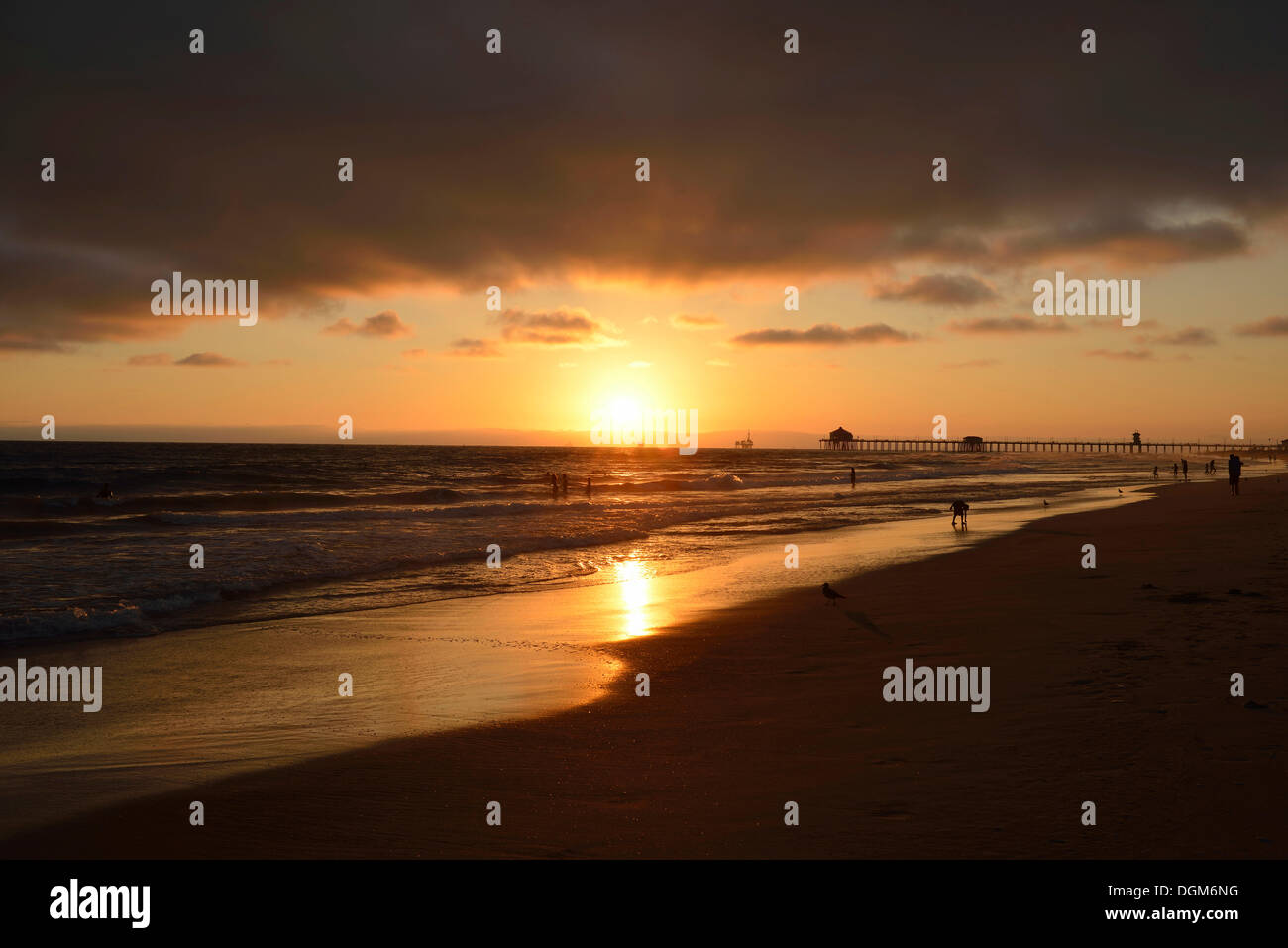 Unterhaltung Pier, Sonnenuntergang, Strand von Huntington Beach, Kalifornien, Vereinigte Staaten von Amerika, USA Stockfoto
