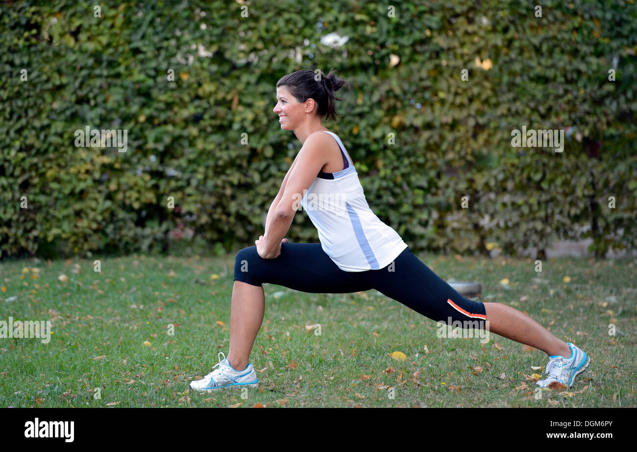 Junge Frau Aufwärmen, stretching-Übungen, Stuttgart, Baden-Württemberg, PublicGround Stockfoto