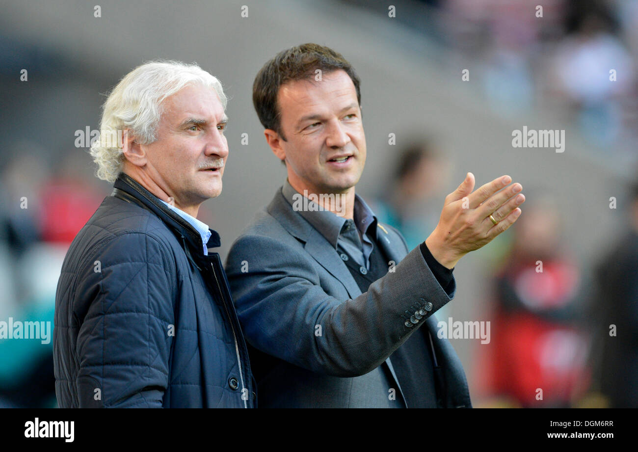 Sportlicher Leiter Fredi Bobic, VfB Stuttgart, auf der rechten Seite, im Gespräch mit Manager Rudi Voeller, auf der linken Seite, Mercedes-Benz Arena Stockfoto