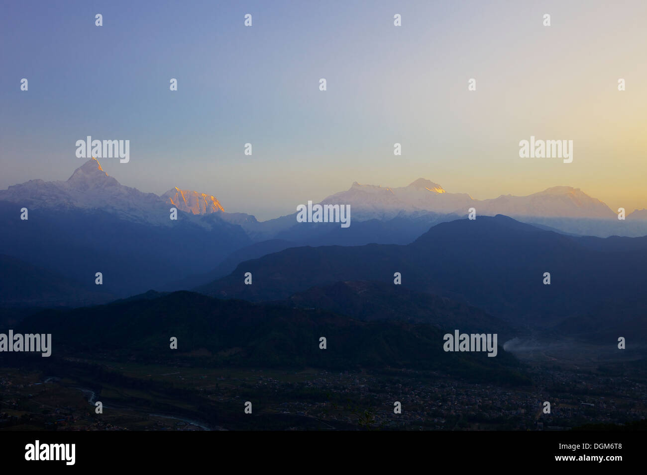 Sonnenaufgang über dem Fischschwanz Peak & Tharpu Chuli Berg Teil der Annapurna Bergkette von Pokhara, Himalaya Berg lief gesehen Stockfoto