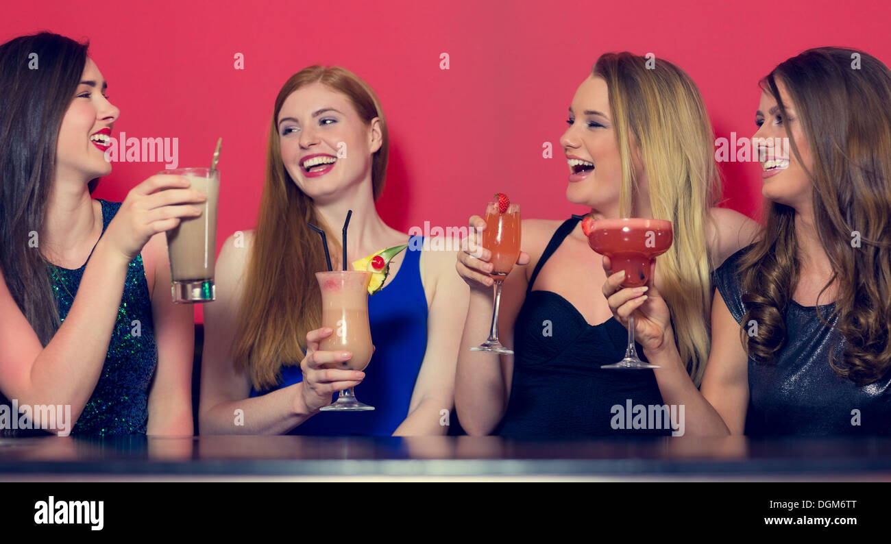 Attraktive Freunde clubbing Holding cocktails Stockfoto