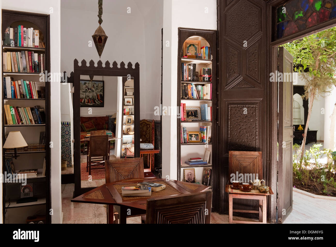 Wunderschöne marokkanische Studienbibliothek in marokkanischen Haus Zugehörigkeit zu bekannten Interior Design-Duo - Raynaud & Kramer Stockfoto