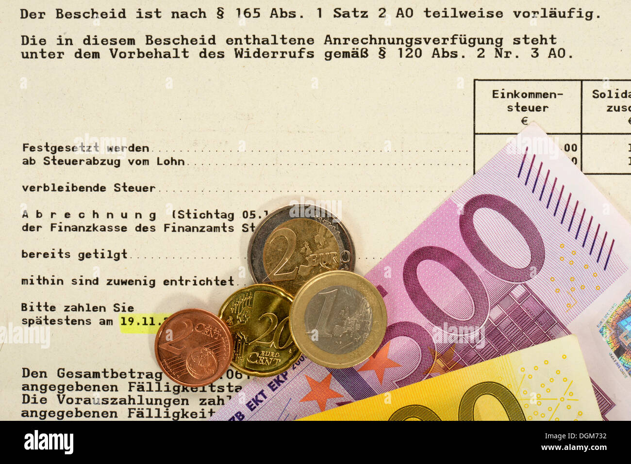 Steuer-Rückerstattung, Steuerbescheid mit Euro-Banknoten und-Münzen Stockfoto