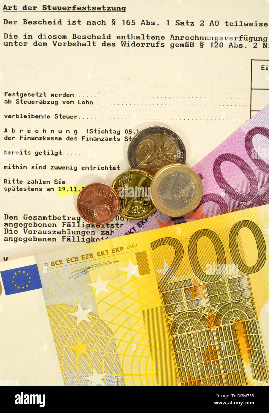 Steuer-Rückerstattung, Steuerbescheid mit Euro-Banknoten und-Münzen Stockfoto