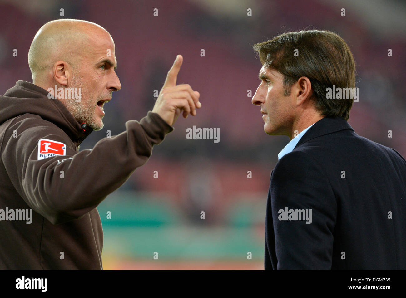 Michael Frontzeck, Trainer des FC St. Pauli, links, im Gespräch mit Bruno Labbadia, Trainer, VfB Stuttgart, Mercedes-Benz Arena Stockfoto