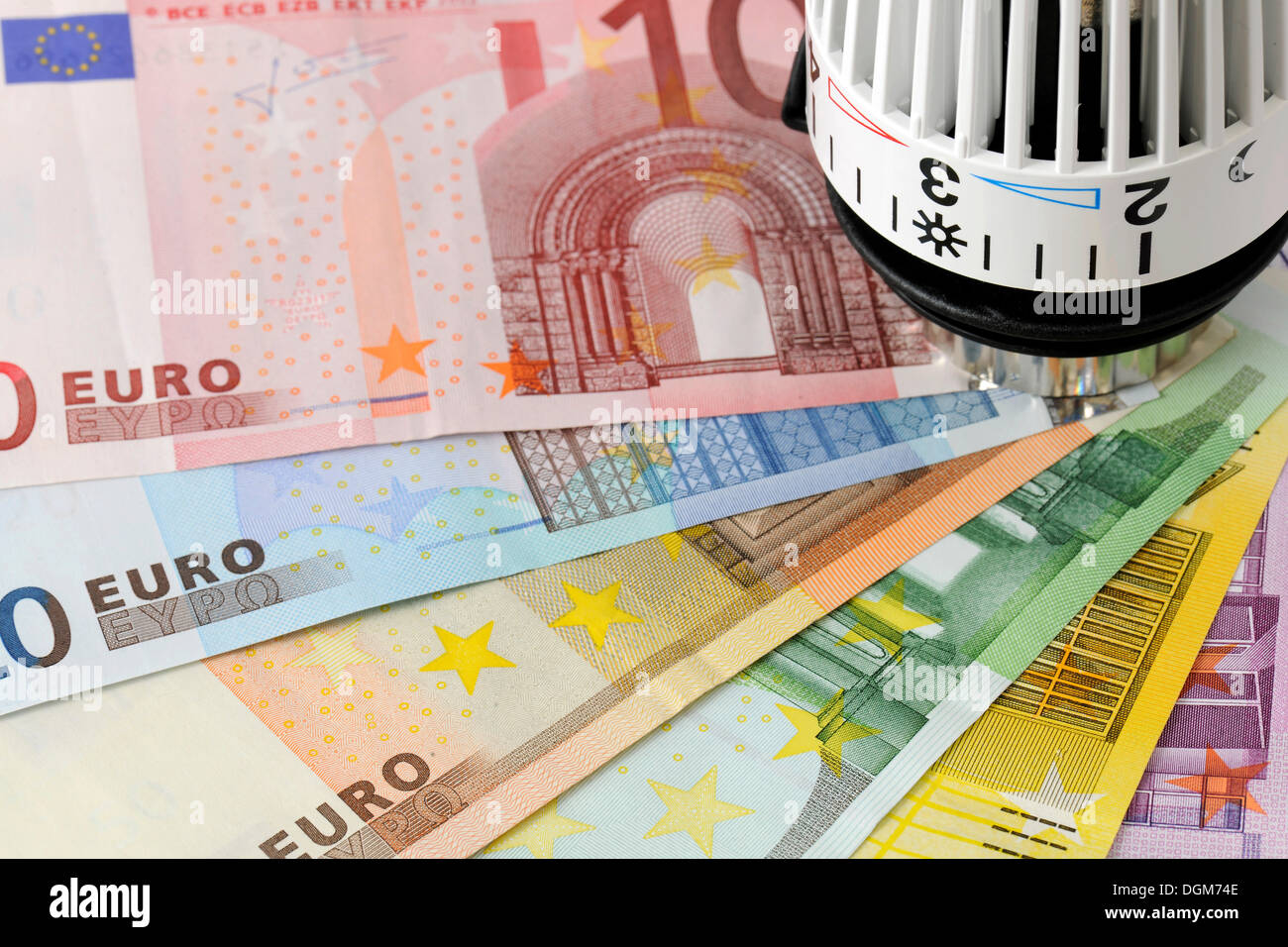 Heizkörperventil mit Euro-Banknoten, symbolisches Bild für Heizkosten, Energiekosten Stockfoto