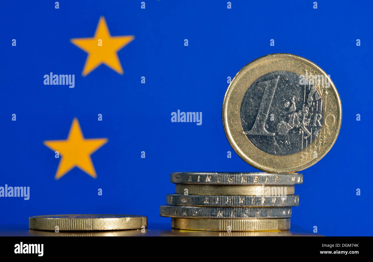 Euro-Münzen mit einer europäischen Flagge, symbolisches Bild für die Euro-Krise Stockfoto