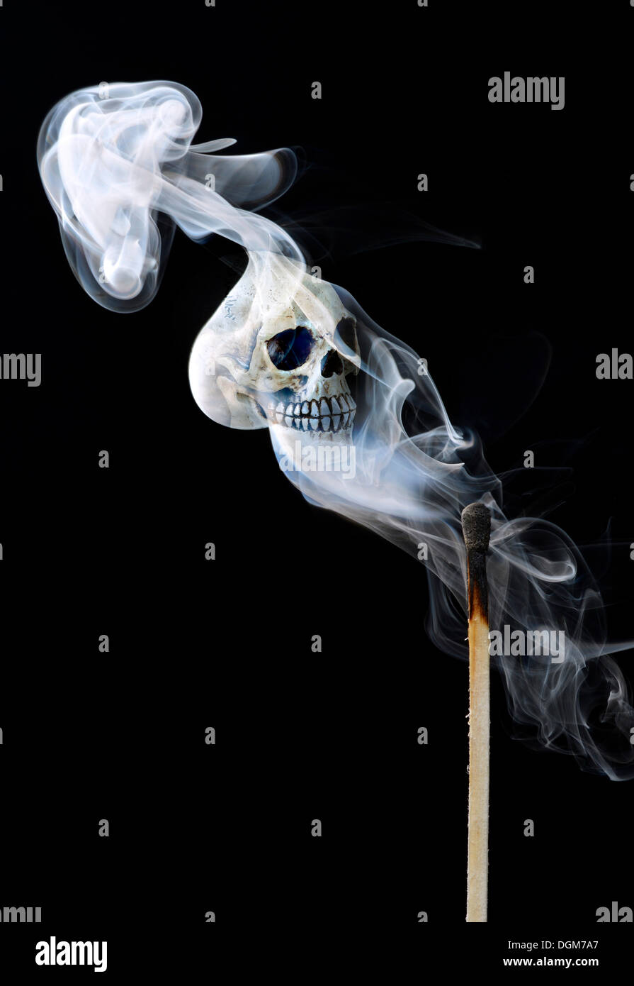 Rauch aus einem Spiel mit einem Totenkopf, symbolisches Bild für Gefahr durch Feuer Stockfoto