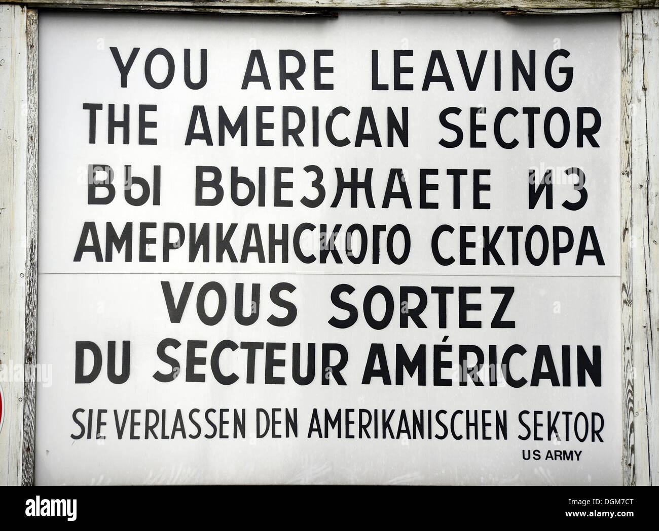 Replik des Zeichens am Checkpoint Charlie, "Sie verlassen den amerikanischen Sektor", Berlin, Berlin, Deutschland Stockfoto