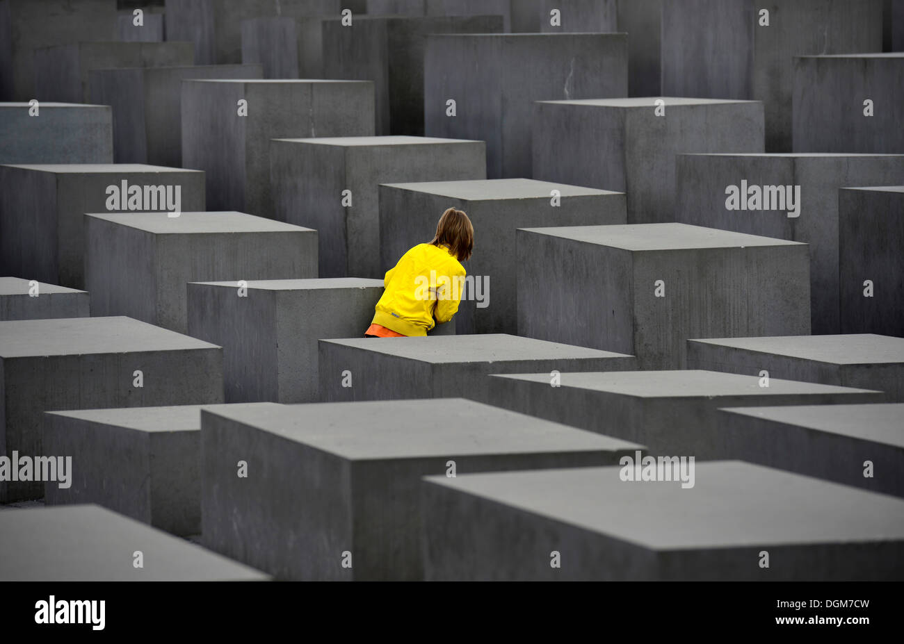 Denkmal für die ermordeten Juden Europas, spielendes Kind Versteckspiel an das Holocaust-Mahnmal, entworfen vom Architekten Peter Stockfoto