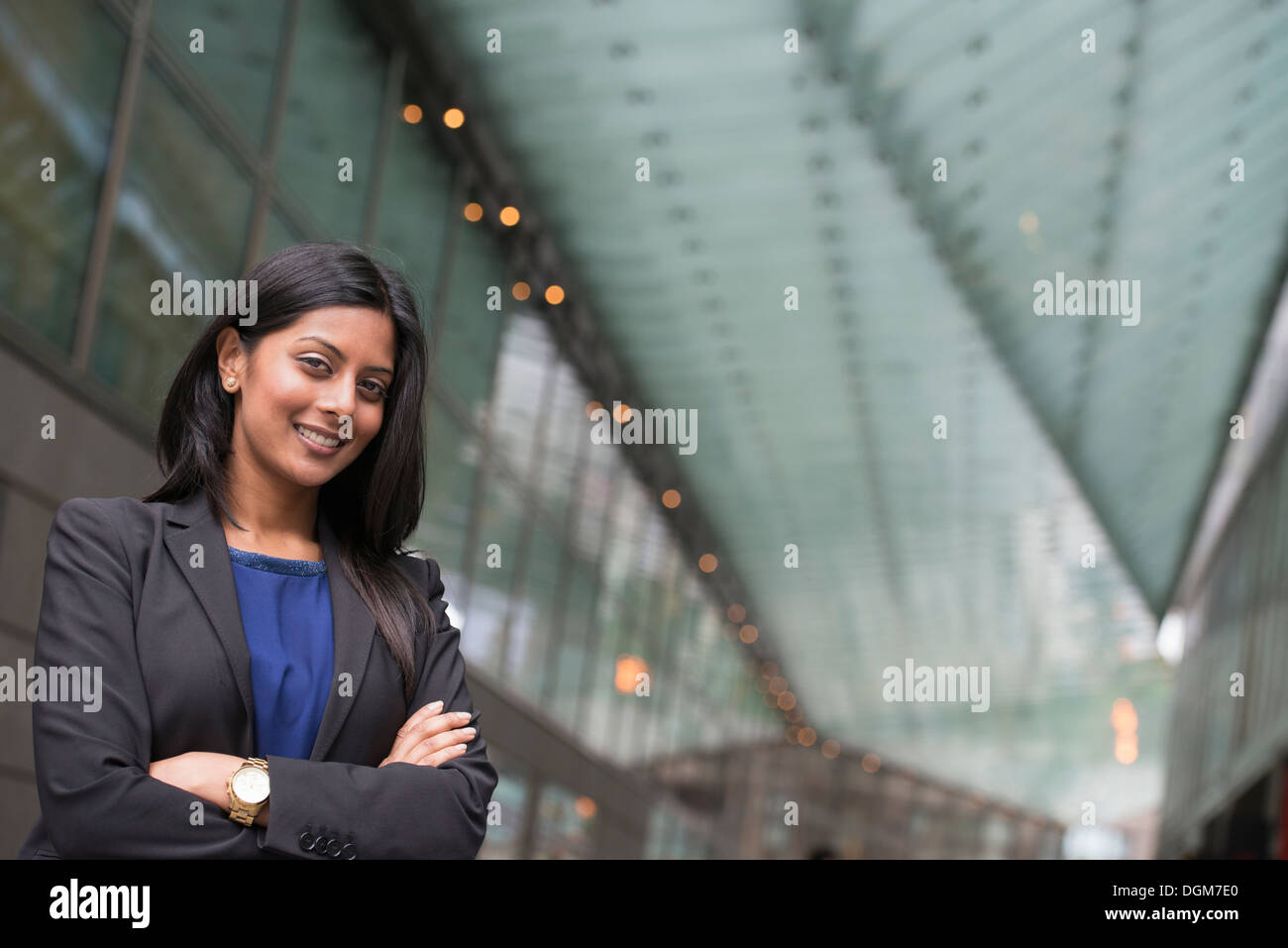 Business-Leute. Eine junge Frau in einem blauen Kleid und grauen Jacke. Stockfoto