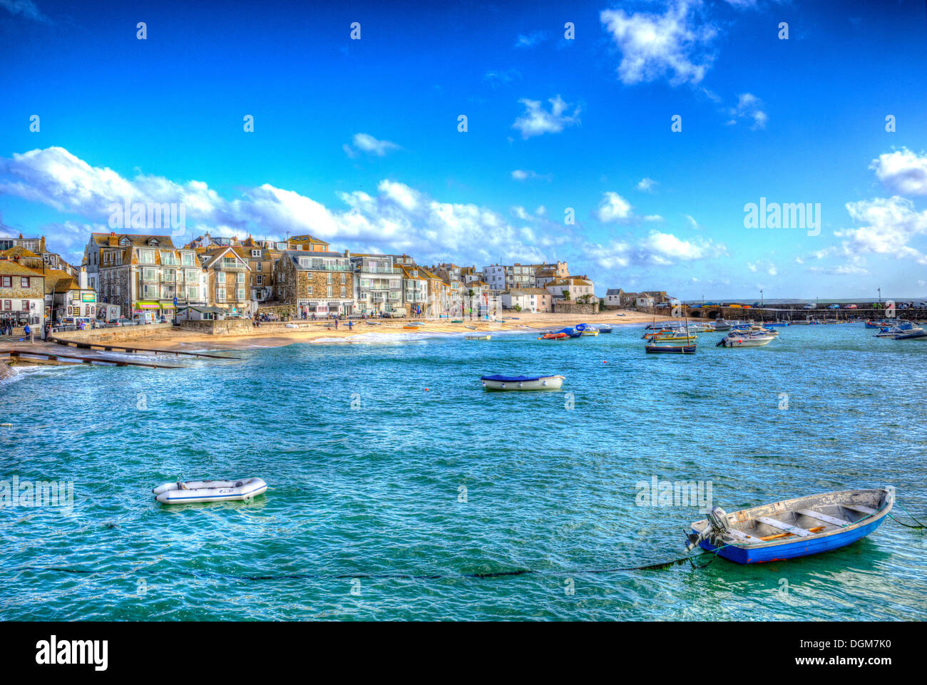 St Ives Cornwall England UK mit Booten blauen Himmel und Meer an sonnigen Tag in HDR Stockfoto