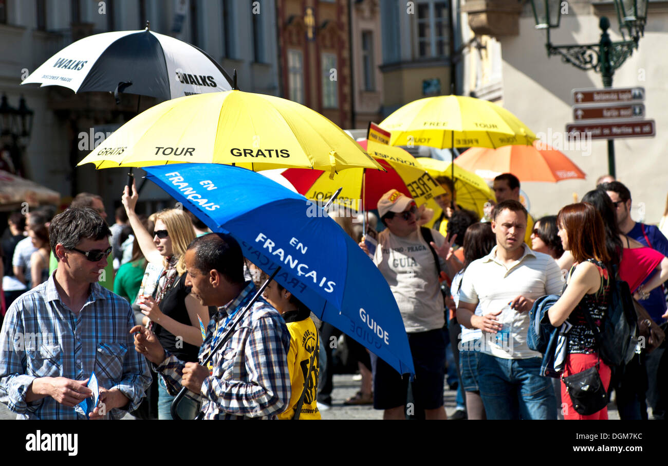 City Tour-Guides bieten ihre Dienste über Sonnenschirme, Prag, Tschechische Republik, Europa Stockfoto