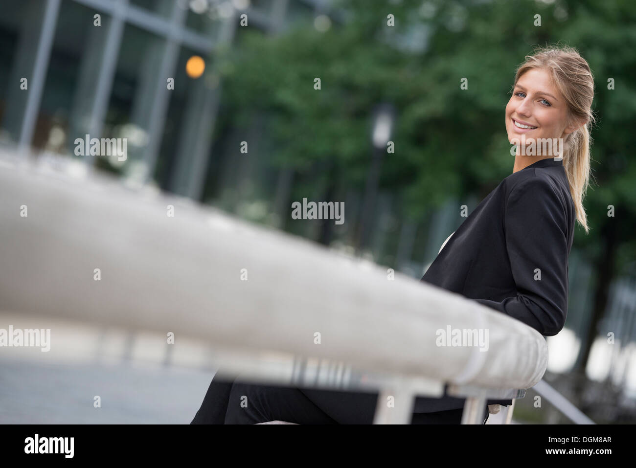 Eine junge blonde Frau auf einer Straße in New York City. Trug eine schwarze Jacke. Stockfoto