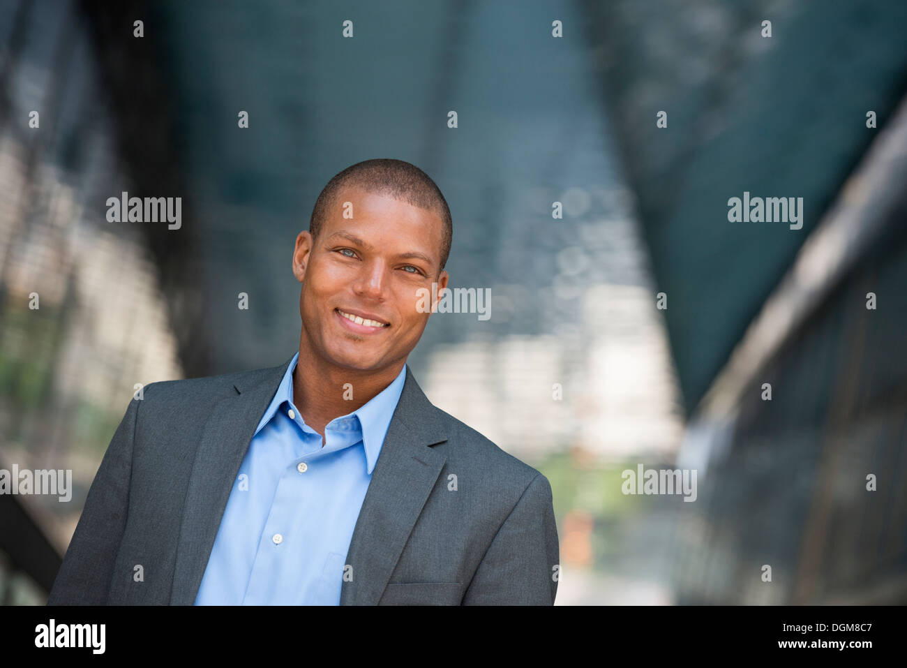 Ein Geschäftsmann im Anzug, mit Hemdkragen aufgeknöpft. In einer New-York-City-Straße. Stockfoto