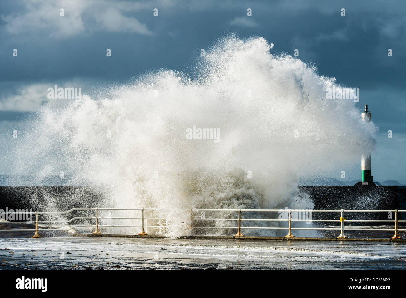 Aberystwyth, Wales UK, Mittwoch 23 Oktober 2013 Gale zwingen, eine Flut, Wind und stürmischer See bringen riesige Wellen, die in der Promenade am Aberystwyth an der Westküste Wales, UK. Stürmisches Wetter hat in ganz Großbritannien mit mehr auf dem Weg nach Berichten gefegt. Bildnachweis: Keith Morris/Alamy Live-Nachrichten Stockfoto