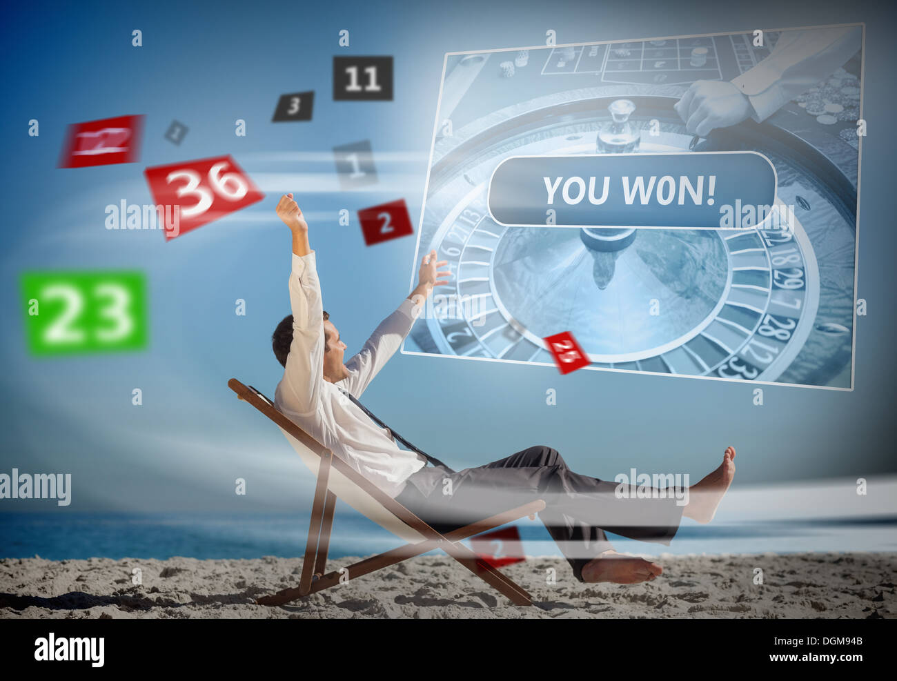 Geschäftsmann, sitzen auf Liegestuhl holografischen Bildschirm und Zahlen zu betrachten Stockfoto