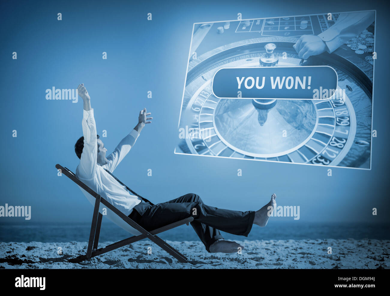 Geschäftsmann, sitzen auf Liegestuhl betrachten holografischen Bildschirm in blauem Licht Stockfoto