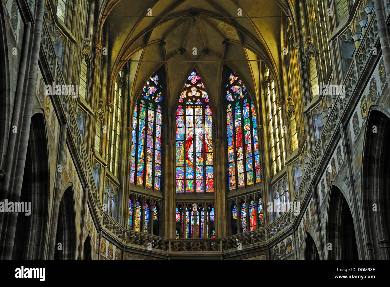Buntglas Kirchenfenster, Apsis, gotische St. Vitus Cathedral, Hradschin, Prager Burg Bezirk, Prag, Böhmen Stockfoto