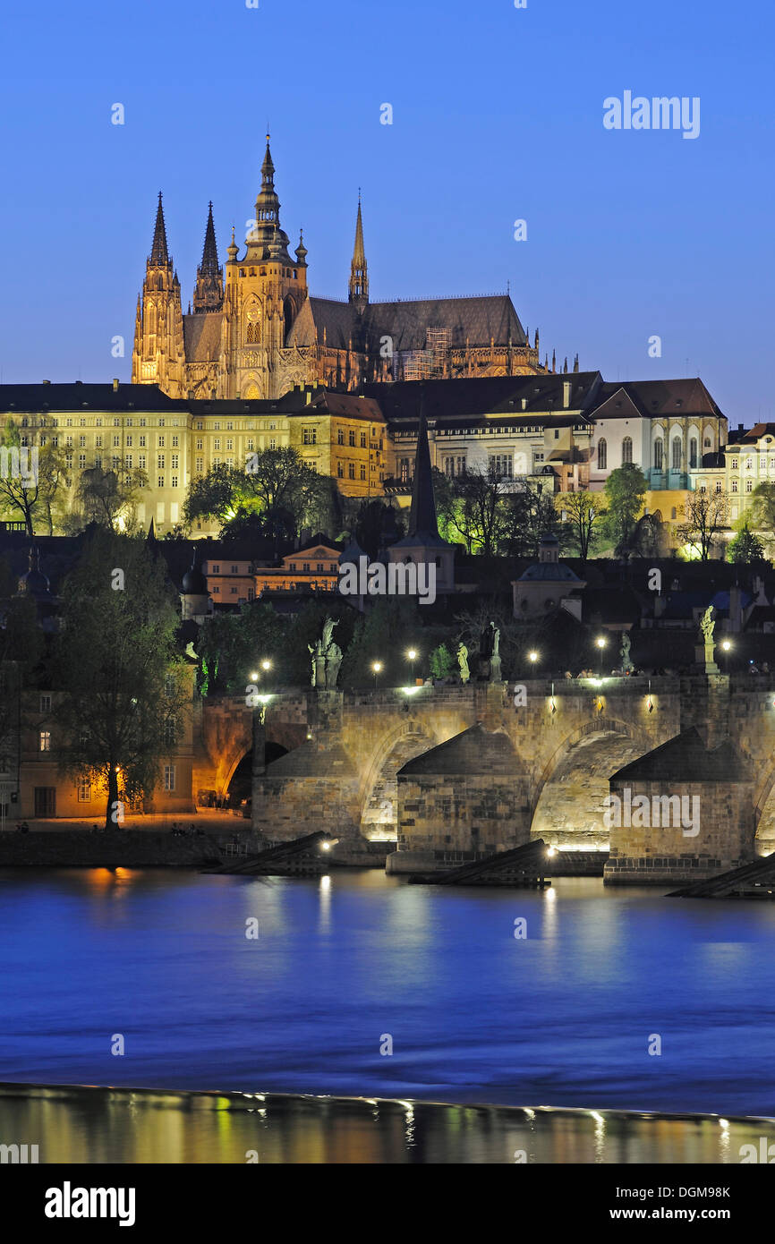 Blick auf die Moldau, Karlsbrücke, St. Vitus Cathedral, bei Nacht, UNESCO-Weltkulturerbe, Prag, Böhmen Stockfoto