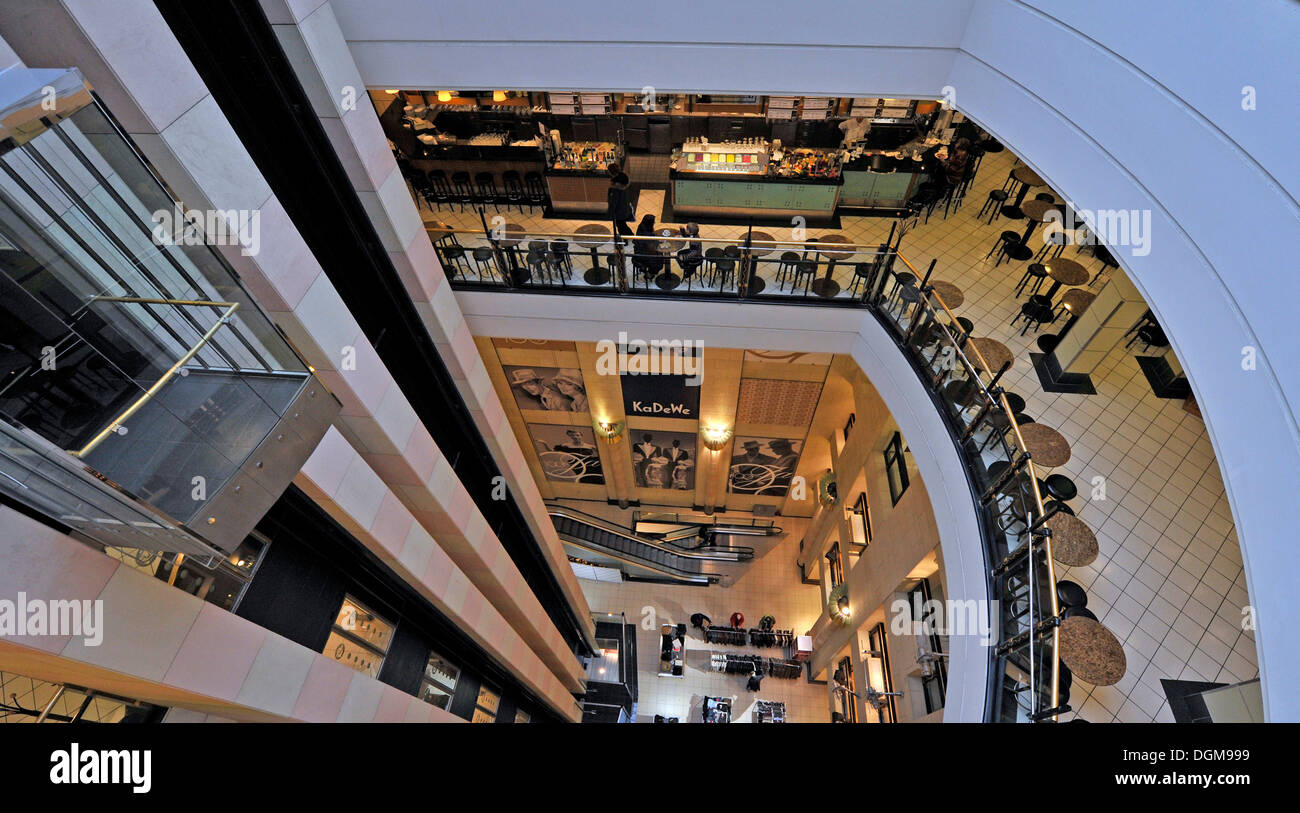 Atrium über 6 Etagen des Kaufhauses KaDeWe Kaufhaus des Westens, Berlin Stockfoto