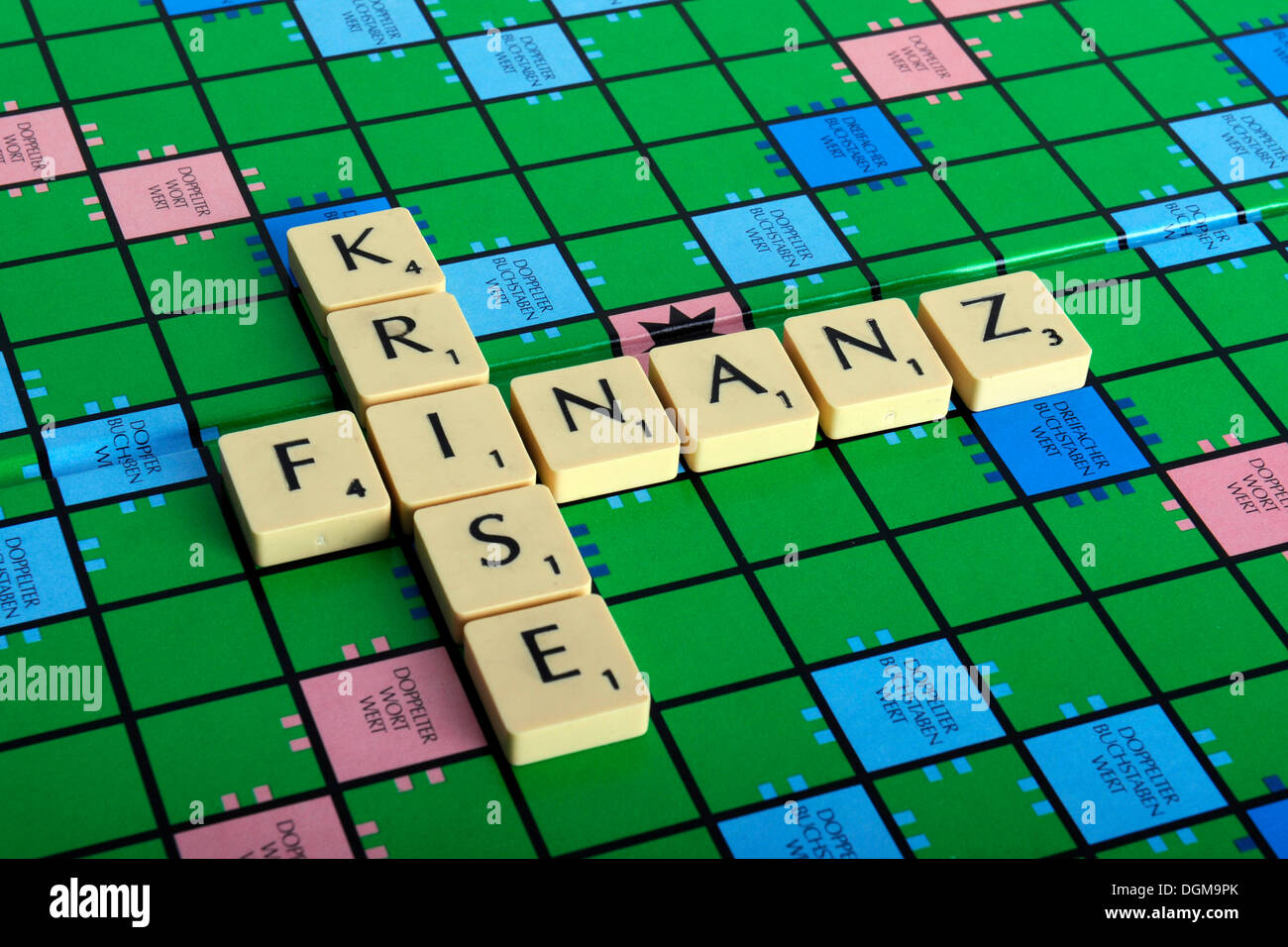 Scrabble Buchstaben bilden die Worte Finanz und begreifbar, Deutsch für Finanzkrise Stockfoto