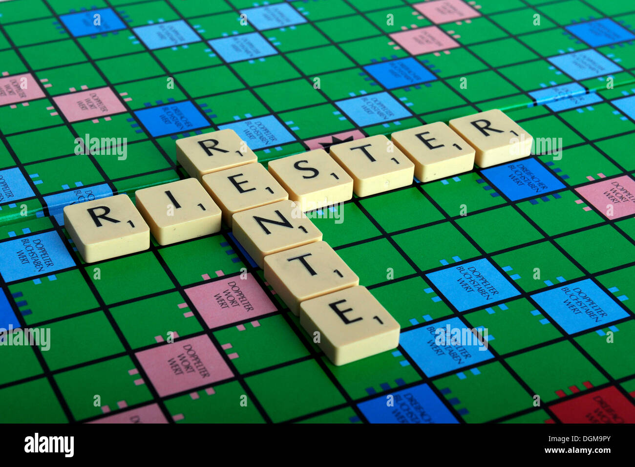 Scrabble-Buchstaben bilden die Worte Riester und Rente, Deutsch für die Riester-Rente Stockfoto
