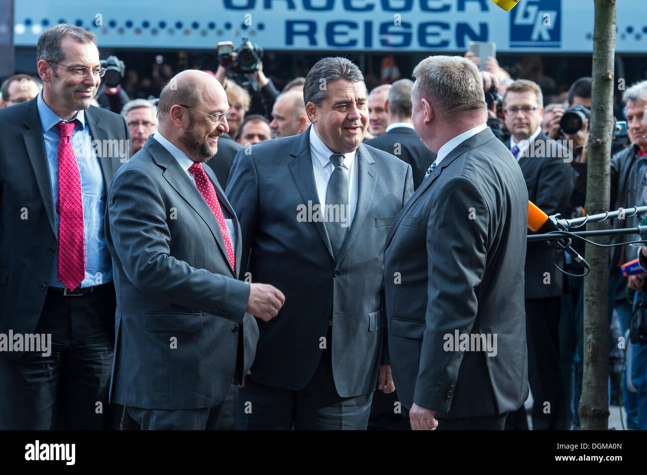 Berlin, Deutschland. 23. Oktober 2013. Abschlusstreffen zwischen der CDU / CSU und SPD zu entscheiden, die Koalition zwischen den beiden Parteien für die Steuerung von Deutschland für die nächsten vier Jahre. Bildnachweis: Gonçalo Silva/Alamy Live-Nachrichten Stockfoto