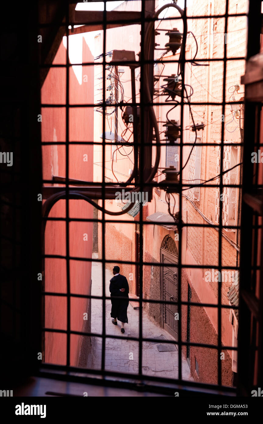 Blick durchs Fenster von einem Riad in der Medina von Marrakesch Stockfoto