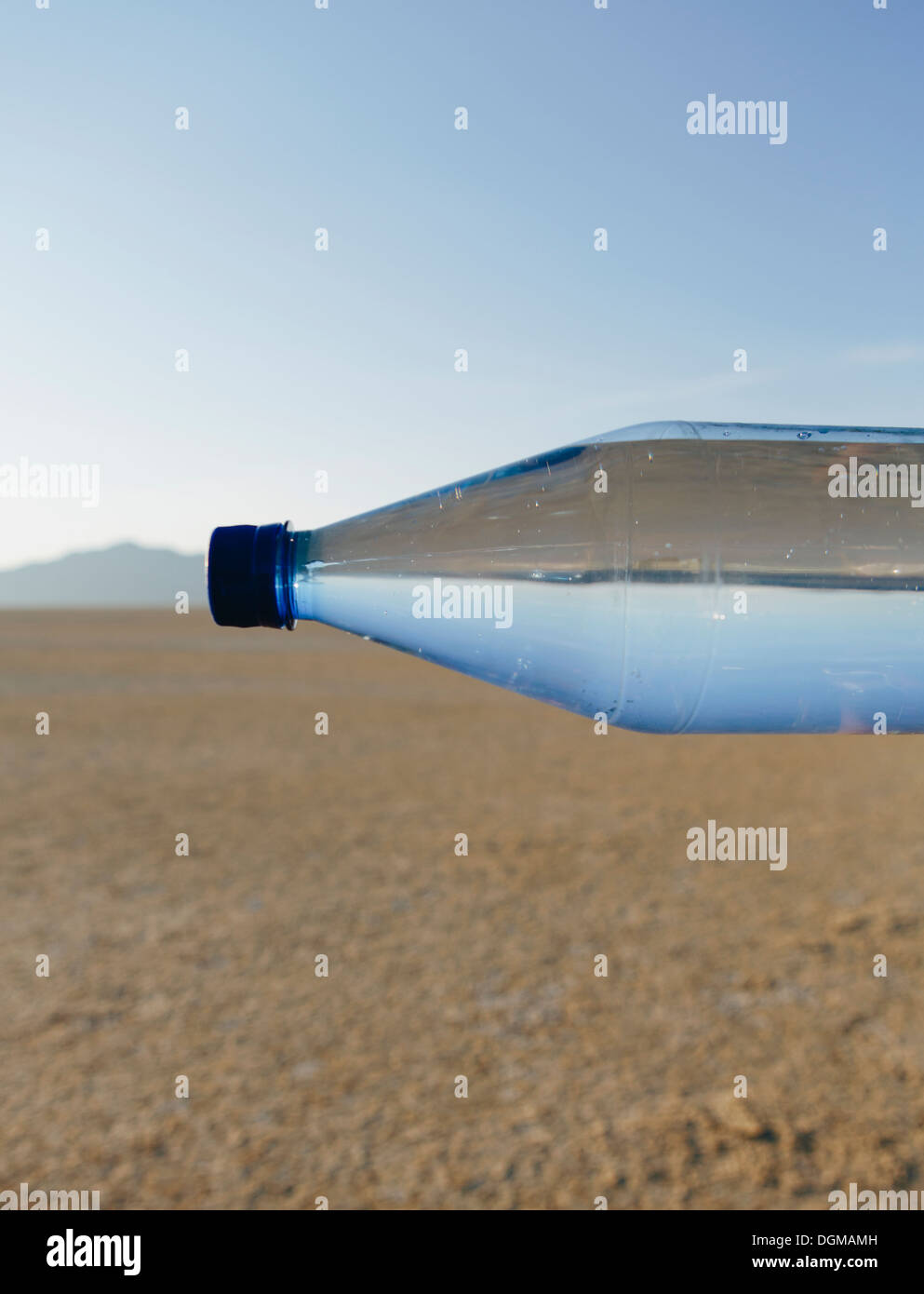 Black Rock Desert in Nevada. Eine Flasche Wasser. Gefilterte Mineralwasser. Seitwärts. Das Wasser-Niveau entsprechen den Horizont. Stockfoto