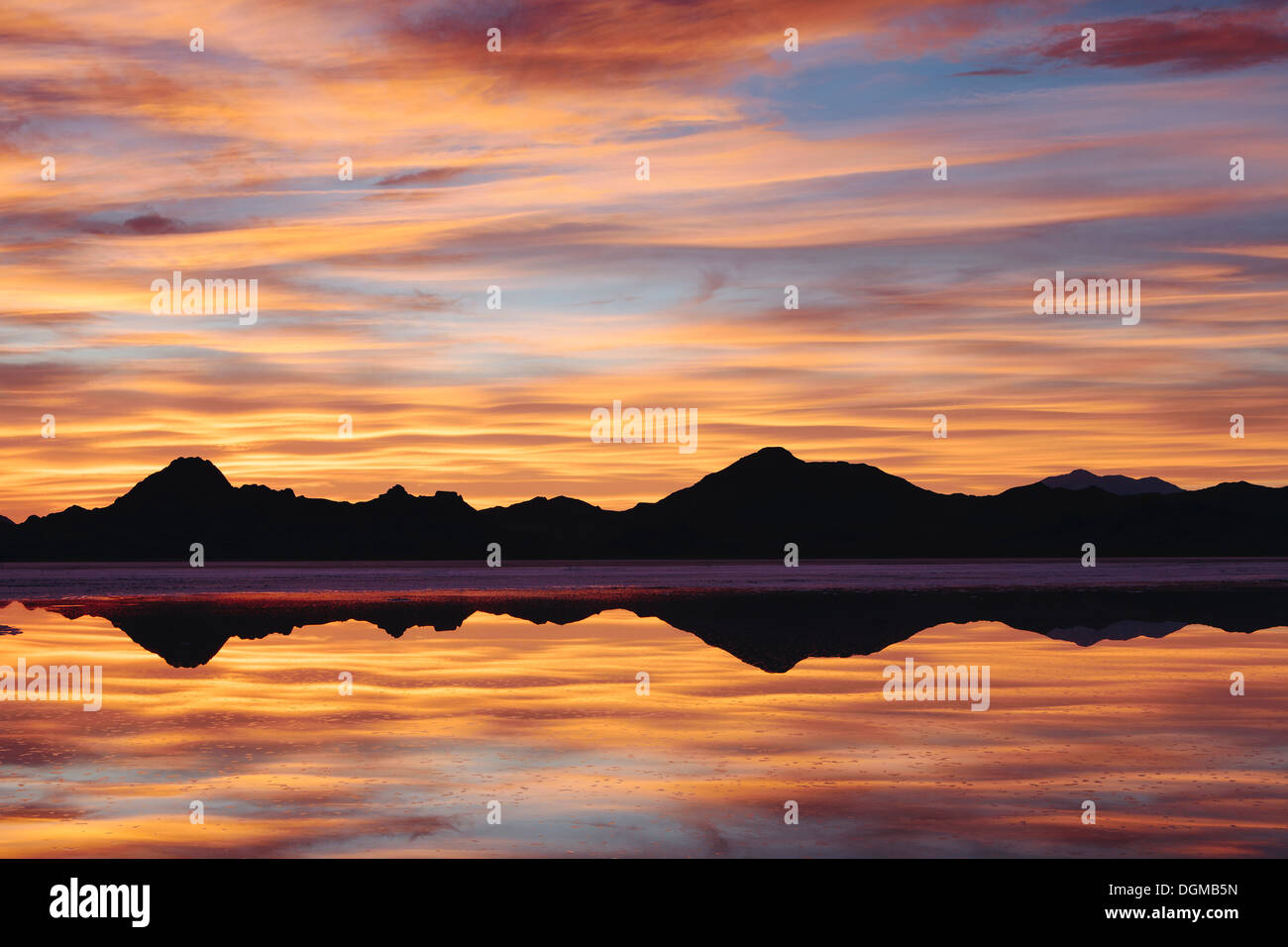 Himmel bei Sonnenuntergang. Schichten von Cloud reflektieren im seichten Wasser überschwemmen den Bonneville Salt Flats Stockfoto