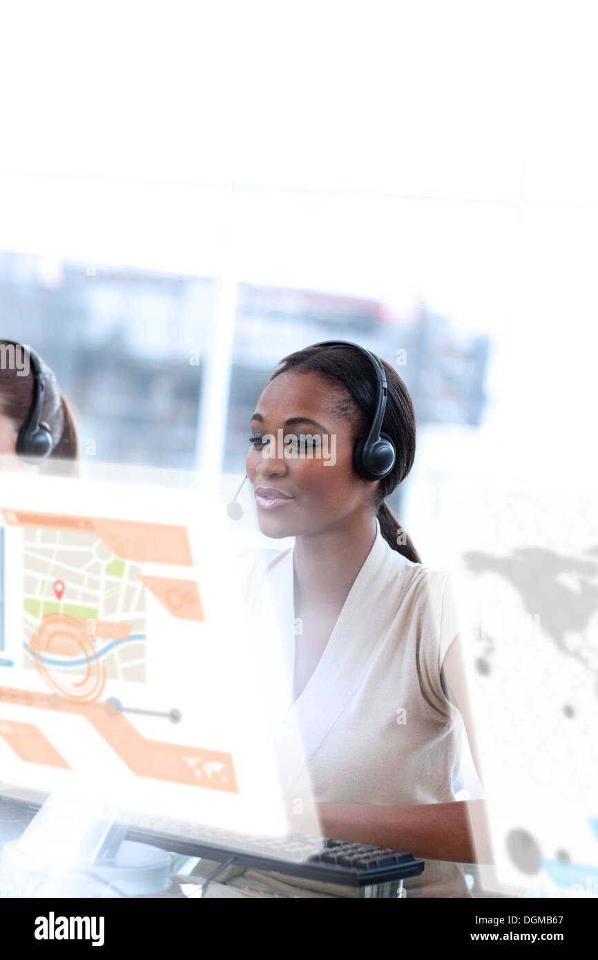 Inhalt Call-Center-Mitarbeiter mit futuristischen Schnittstelle Hologramm Stockfoto