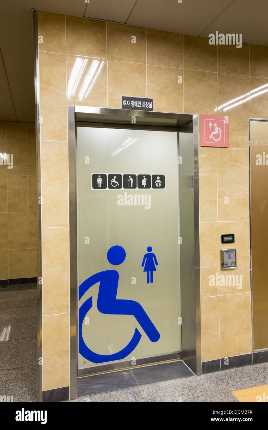 Toilette für Frauen, schwangere Frauen, ältere Menschen, behinderte Menschen und Babys in u-Bahnstation in Seoul Stockfoto