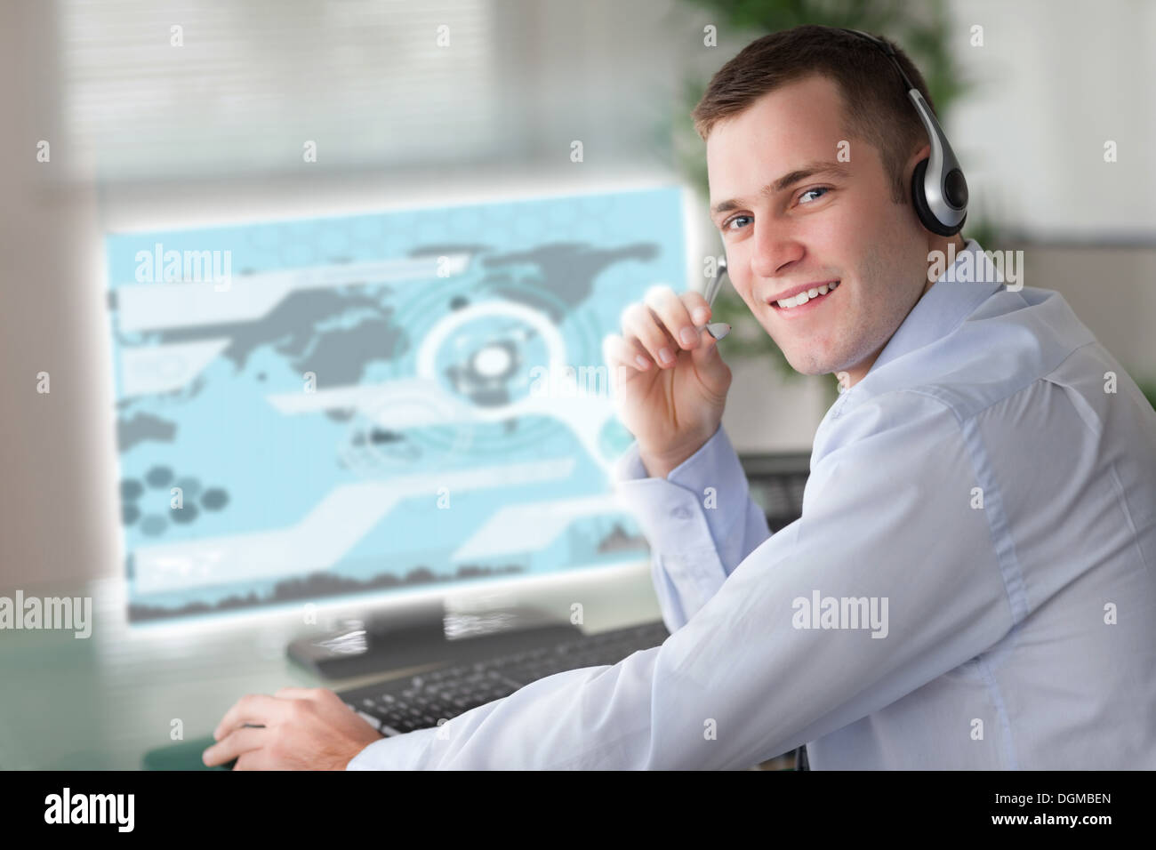 Fröhliche Geschäftsmann mit futuristischen Schnittstelle Hologramm Stockfoto